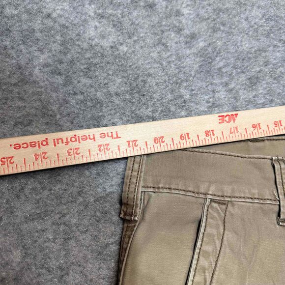 Levi's Men's Multiple Pockets Belt Loops Cargo Shorts Size W42 Khaki Medium Wash - Picture 2 of 7